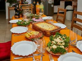 elegante mesa configuração com copos, pratos, e iguarias para Novo anos celebração foto