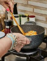 chefe de cozinha cozinhando delicioso cuscuz sopa com fresco verduras em gás fogão foto