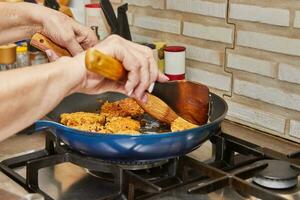 delicioso cisne costeletas ser frito dentro casa cozinha fritar panela foto