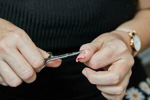 profissional unha técnico realizando gel unha extensão e manicure usando máquina foto