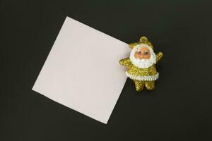 santa claus com em branco Folha do papel em Preto fundo, cópia de espaço foto