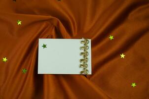 texturizado Castanho fundo com escrevendo cartão com ouro decoração, brilhante estrelas espalhados em volta. Alto qualidade foto