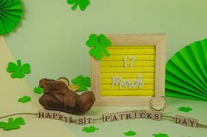 st. patrick's dia letras com objetos e decorações foto