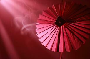 ai gerado uma Rosa origami ventilador trava em uma vermelho fundo foto