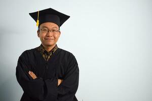 expressivo do adulto Indonésia masculino vestem graduação manto, chapéu e Óculos isolado em branco fundo, expressões do retrato graduação foto