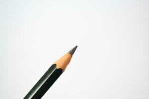 verde lápis apontador e Sombrio verde lápis, lápis aparas de madeira em branco fundo foto