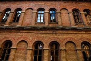 arquitetura e ruas do a velho cidade. a histórico arquitetura do Chernivtsi, Ucrânia. velho cidade depois de a chuva. foto