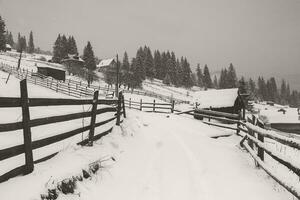 panorama do a Vila dentro a inverno montanhas coberto com neve. inverno panorama. a conceito do liberdade e solidão. foto