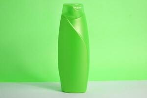 verde em branco garrafa xampu minimalista plano de fundo, cabelo Cuidado garrafa zombar acima produtos. foto