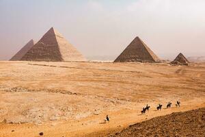 famoso egípcio pirâmides do giza. panorama dentro Egito. pirâmide dentro deserto. África. maravilha do a mundo foto