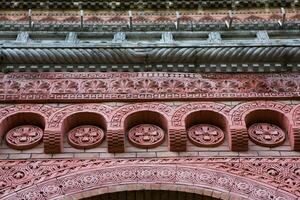 arquitetura e ruas do a velho cidade. a histórico arquitetura do Chernivtsi, Ucrânia. velho cidade depois de a chuva. foto