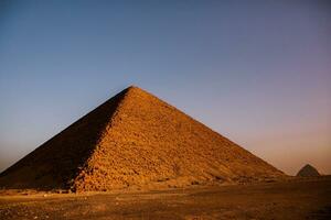 famoso egípcio pirâmides do giza. panorama dentro Egito. pirâmide dentro deserto. África. maravilha do a mundo foto