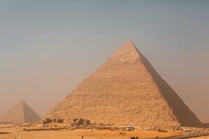 famoso egípcio pirâmides do giza. panorama dentro Egito. pirâmide dentro deserto. África. maravilha do a mundo foto