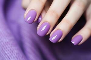 ai gerado mulher mão com lavanda cor unha polonês em dela unhas. roxa unha manicure com gel polonês às luxo beleza salão. unha arte e Projeto. fêmea mão modelo. francês manicure. foto