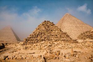 famoso egípcio pirâmides do giza. panorama dentro Egito. pirâmide dentro deserto. África. maravilha do a mundo foto