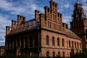 arquitetura e ruas do a velho cidade. a histórico arquitetura do Chernivtsi, Ucrânia. velho cidade depois de a chuva. foto