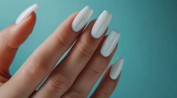 ai gerado mulher mão com grandes branco unhas com Claro acrílico manicure e uma azul fundo. foto