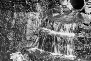 fotografia sobre o tema bela queda d'água da cachoeira do jardim foto