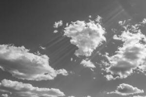 fotografia sobre tema céu nublado branco em horizonte longo e pouco claro foto