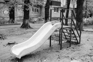 fotografia sobre tema playground vazio com slide de metal para crianças foto