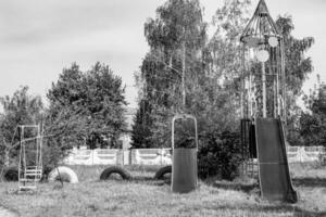 fotografia sobre equipamento de playground vazio para crianças foto