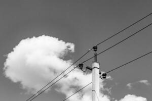 poder elétrico pólo com linha fio em luz fundo fechar acima foto