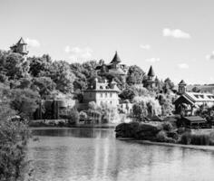 fotografia sobre tema antigo castelo de tijolos com grande torre foto