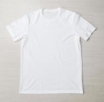modelo de maquete de camiseta branca em branco no chão foto