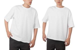 jovem com maquete de camiseta grande em branco na frente e atrás, usado como modelo de design, isolado no fundo branco com traçado de recorte foto