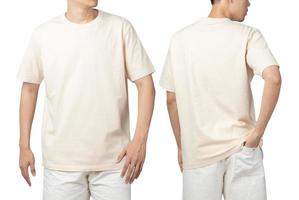 jovem com maquete de camiseta bege em branco na frente e atrás, usado como modelo de design, isolado no fundo branco com traçado de recorte foto
