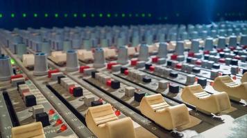 console de mixagem de áudio profissional com faders em estúdio de gravação