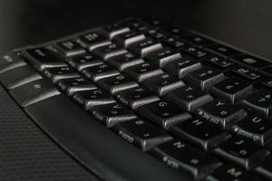 teclado com letras em hebraico e inglês foto