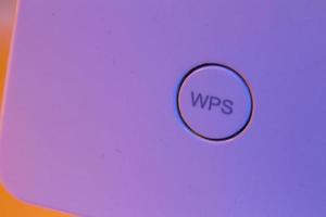 macro close up no botão wps do repetidor de wi-fi foto