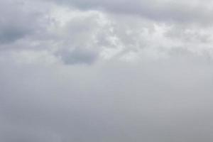 céu nublado nuvens brancas e cinzentas sobre a Noruega. foto