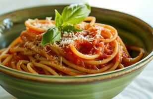 ai gerado tomate colar em espaguete dentro verde cerâmico tigela dentro branco foto