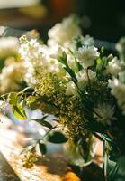 ai gerado branco flor arranjos em mesa foto