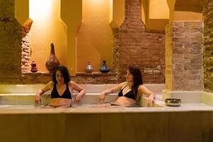 duas mulheres desfrutando de banhos árabes hammam em granada foto