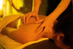 mulher recebendo massagem nas costas em banhos árabes