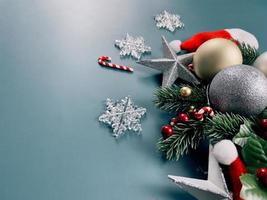 decorações de natal, folhas de pinheiro, bolas douradas, flocos de neve, bagas vermelhas sobre fundo azul