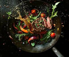 ai gerado fritar panela com bife e legumes vôo foto