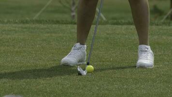 jogador de golfe batendo golfe tiro com clube em a curso. bater a bola golfe foto