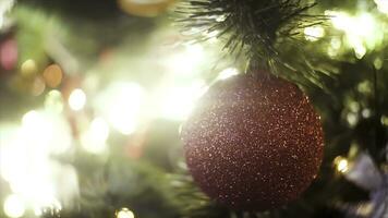 decorado Natal árvore em borrado, espumante e fada fundo, alegre Natal e feliz Novo ano conceito. quadro. fechar acima para vermelho brilhando bola e iluminado festão com lanternas. foto