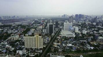 topo Visão do arranha-céus dentro uma grande cidade. paisagem urbana do cidade dentro Ásia tailândia. topo Visão do moderno cidade dentro Tailândia foto
