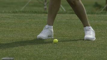 jogador de golfe batendo golfe tiro com clube em a curso. bater a bola golfe foto