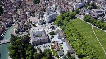 topo Visão do lindo europeu cidade com tráfego e rio. Ação. lindo vermelho telhados do europeu estilo casas com vegetação do cidade dentro movimento em Claro verão dia foto