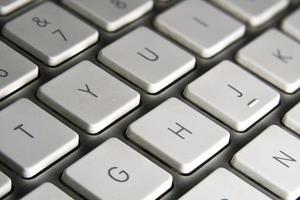 teclado de computador com teclas brancas
