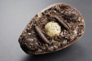 Ovo de chocolate com creme de páscoa brasileiro foto