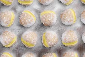 bolas berlim como sonhor brasil na mesa de madeira foto