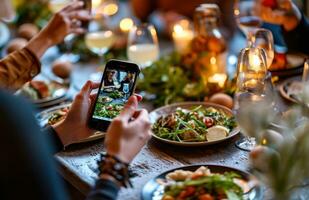 ai gerado pessoas levando uma foto em seus inteligente telefone do uma prato do Comida