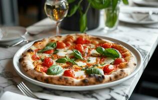 ai gerado tomate e queijo pizza em uma branco pizza caixa foto